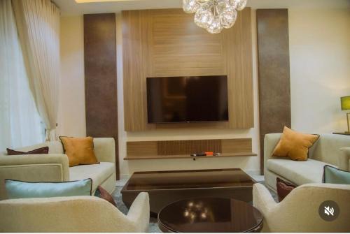 Cozy 4BDR Home with Snooker, 15mins from Airport