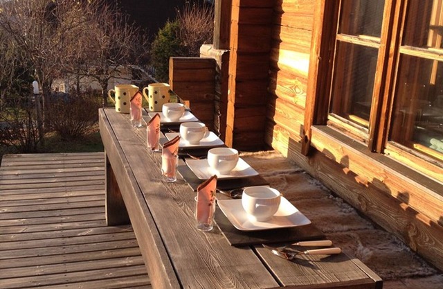 Cozy 9-Person Wooden Chalet with Modern Amenities, Near Slopes, Shops & WiFi