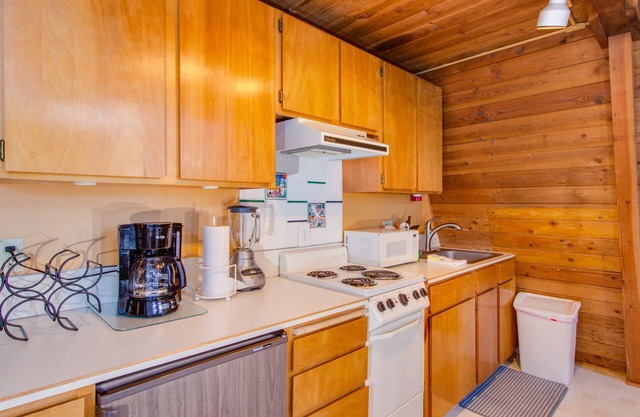 Cozy A-Frame Cabin with Large Deck, 5-Minute Walk to Beach - Dogs Welcome