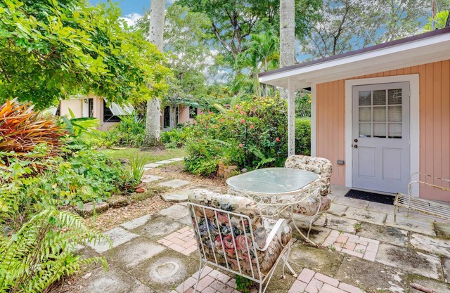 Cozy and Comforting Dog Friendly Coach House Close to Beach by RedAwning