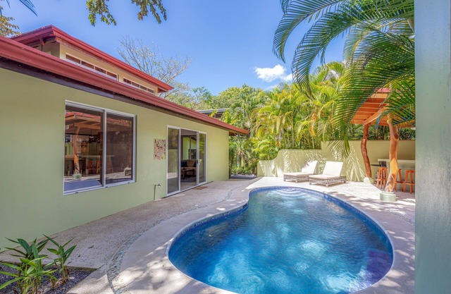 Cozy and private jungle oasis 7 minute walk to beach!