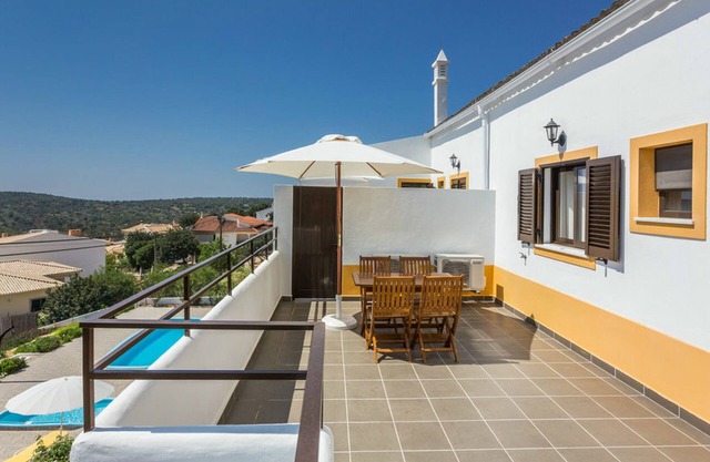 Cozy and quiet house in the Algarve, with pool and terrace