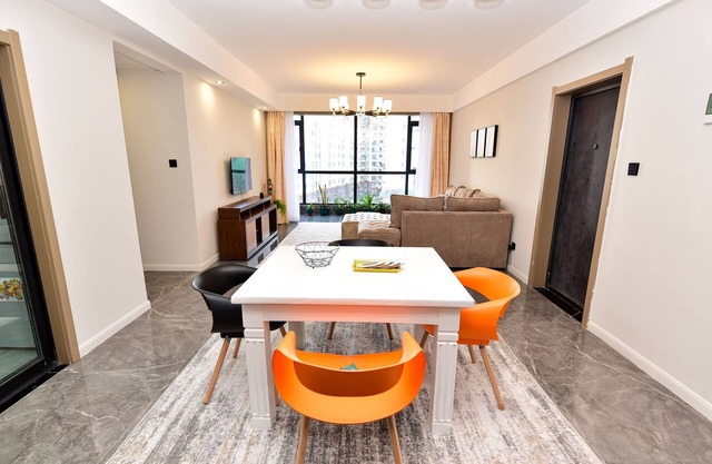 Cozy and spacious family-friendly apartment overlooking Nairobi National Park