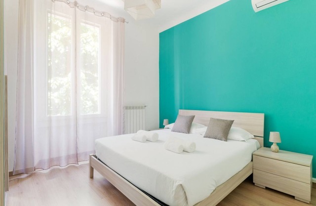 Cozy apartment of about 40 square meters, perfect for hosting up to 3 people, located on the second floor of a building with elevator and external balcony.The property is located 750m from the M1 Sesto Marelli stop, in an area full of services and well c