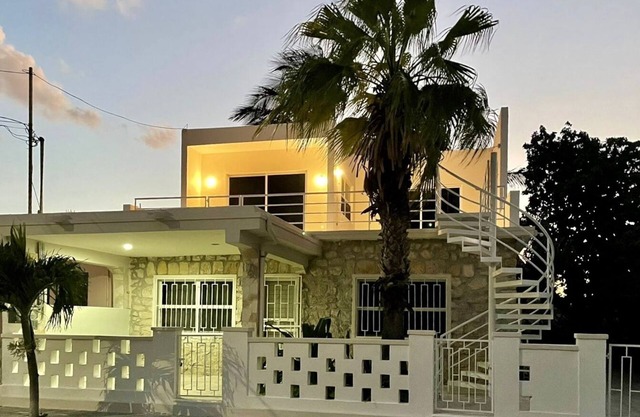 Cozy apartment with ocean view & pool