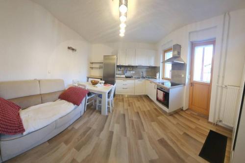 Cozy apartment near the city with free parking