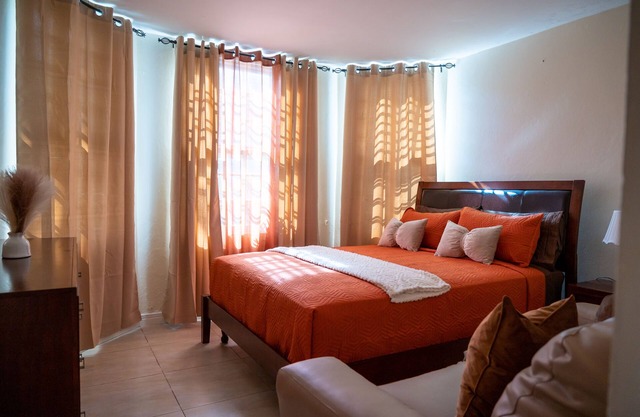 Cozy Apartment with Ocean View, Beach and Pool Access
