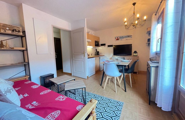 Cozy apartment with pool, pets allowed and parking in Flumet