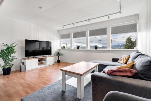 Cozy Arctic Hideaway l Fireplace l Parking