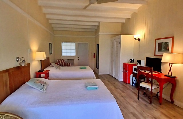 Cozy Balcony room, ocean views - Lazy Lobster - Grand Turk island