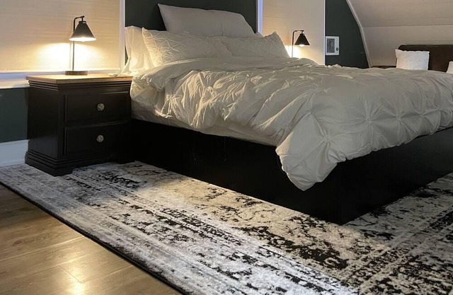Cozy Barn style loft apartment King size bed!