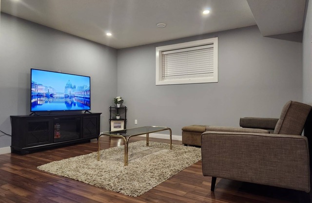 Cozy Basement Apartment+Private Entrance+Laundry.