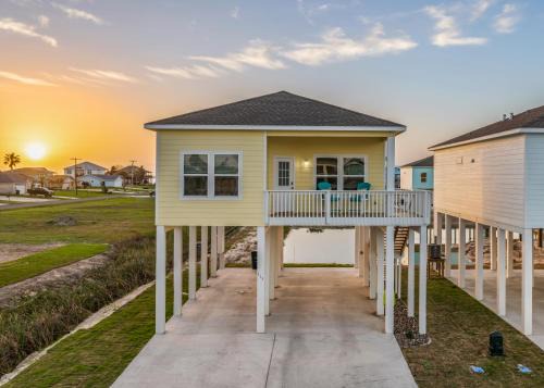 Cozy Bay Cottage with King Master Suite, Fire Pit and Pool