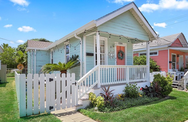 Cozy Beach Cottage- Minutes to the beach & Historic Strand