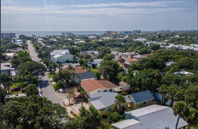 Cozy beach house- sleeps six comfortably. 2 blocks from the beach & Flagler Ave.