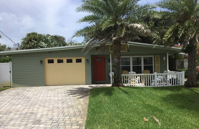 Cozy beach house, 2 blocks from the beach, shops, bars and restaurants