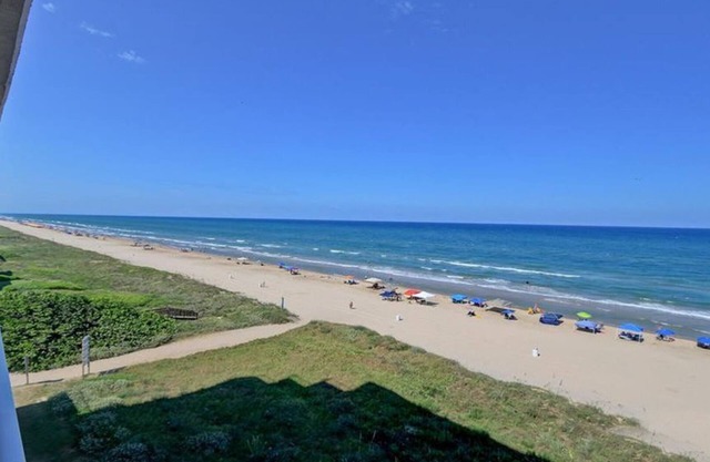 Cozy BeachFront Condo with Oversized Balcony and Amazing Views