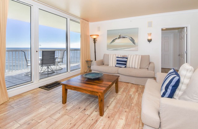 Cozy beachfront condo w/private balcony & elevator in Destin! ☀🌺🐚