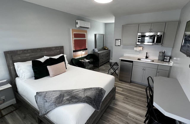 Cozy Beachside Modern Boutique Hotel Suite with Kitchen - by Oceano Suites