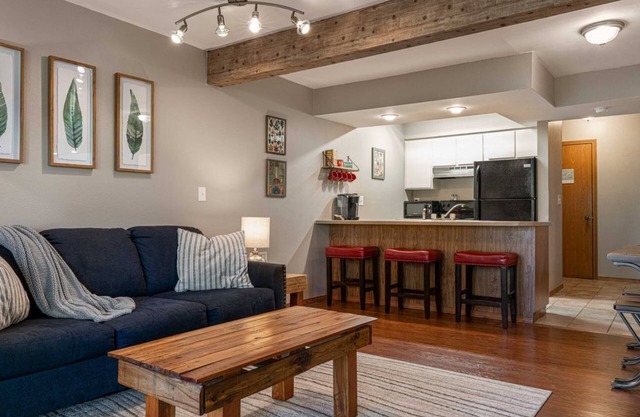 Cozy Branson West Condo w/Pool Access Near SDC!