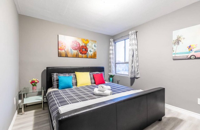 Cozy & Bright-1BR King Apartment - near DT Hamilton!