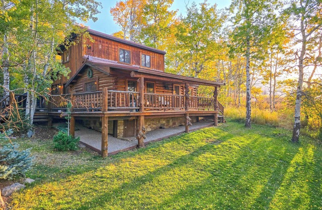 Cozy Cabin | 15 Min to Yellowstone + Lake Views