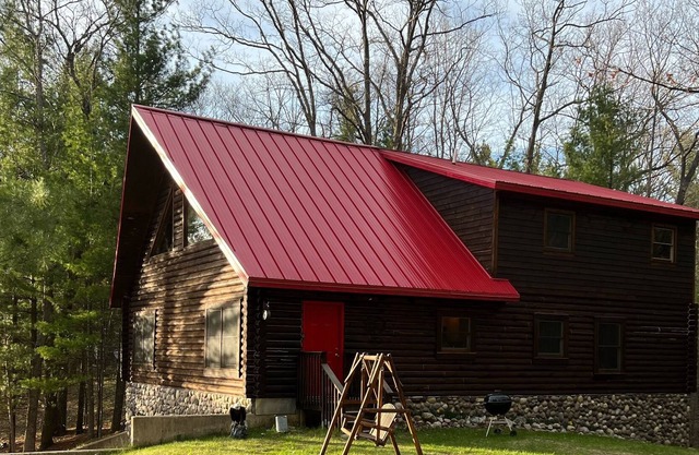 Cozy cabin getaway on private lake!