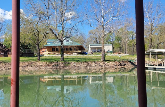 Cozy cabin in delightful Grove with boat dock and slip, WiFi, AC, and wood stove