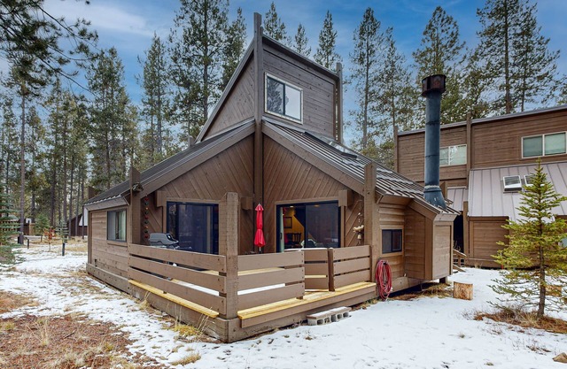 Cozy cabin in Sunriver with SHARC amenities, washer/dryer, & dog-friendly