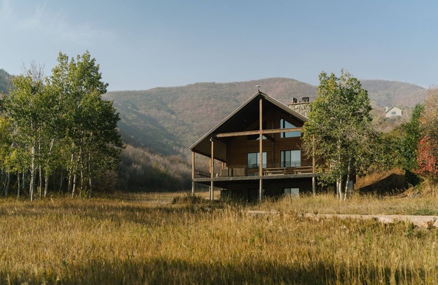 Cozy cabin minutes from downtown Midway, sleeps 17+