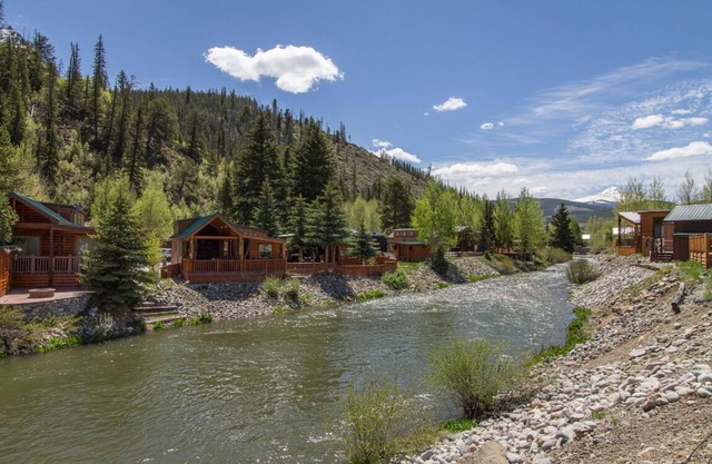 Cozy Cabin on the River. 1 Bed 1 Bath Patio w/ BBQ