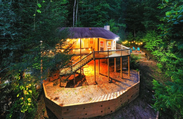 Cozy Cabin Retreat - Hot Tub, Fireplace & Fire Pit - Minutes from Blue Ridge