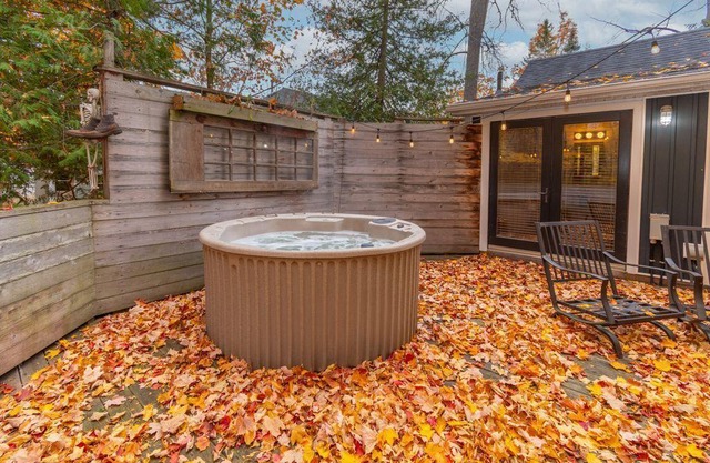 Cozy Cabin Retreat * HotTub * FirePit * 100" Projector
