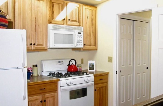 Cozy Cabin with great views in a mountain valley by a lake.