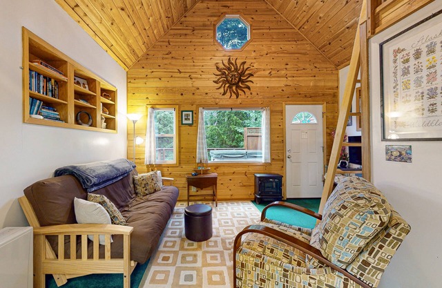 Cozy cabin with Hot Tub in quiet location blocks from the resort & trails