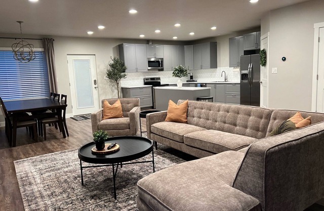 Cozy Cascade Nook - 2 bedroom basement apartment