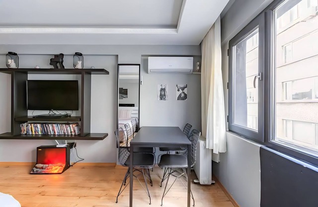 Cozy Central Apartment with Elevator&Patio Near Metro 2 minute walking