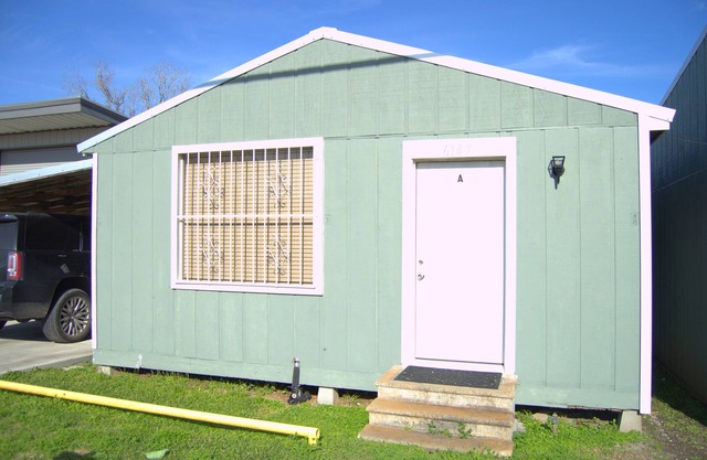 Cozy, centrally located, 1-bedroom house in Houma! On the Bayouside
