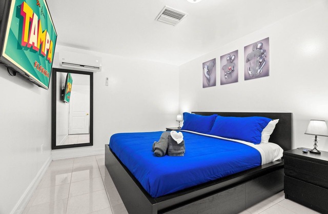 Cozy & Centrally Located Full Guesthouse- Sleeps 4. Short drive to everything!