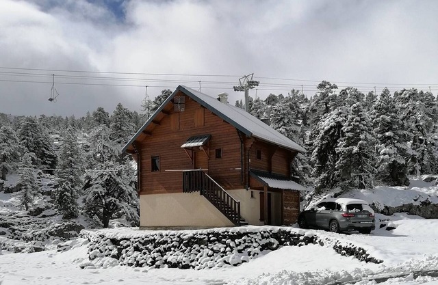 Cozy Chalet for 6-8, Near Shops, Modern Amenities, Ski Storage & Free Parking