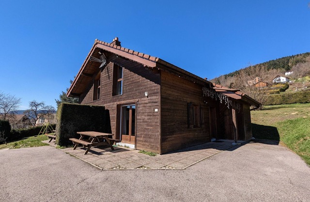 Cozy Chalet with Fireplace, Near Lake & Ski Slopes, Family-Friendly Amenities