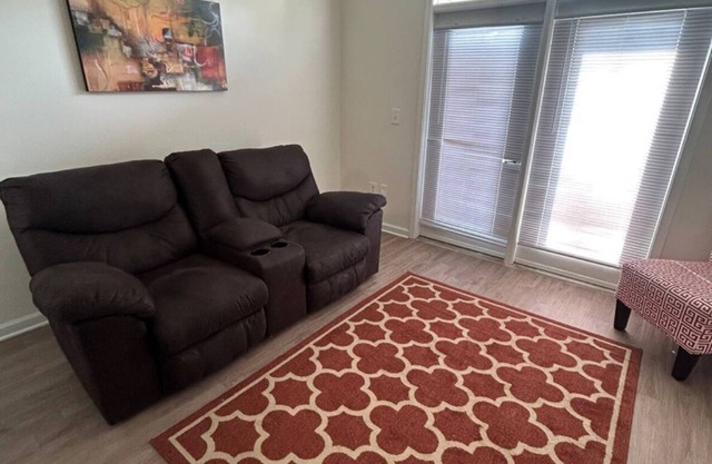 Cozy Charlotte Retreat, 5 min from UNCC, Near Uptown & Airport, Free Parking.