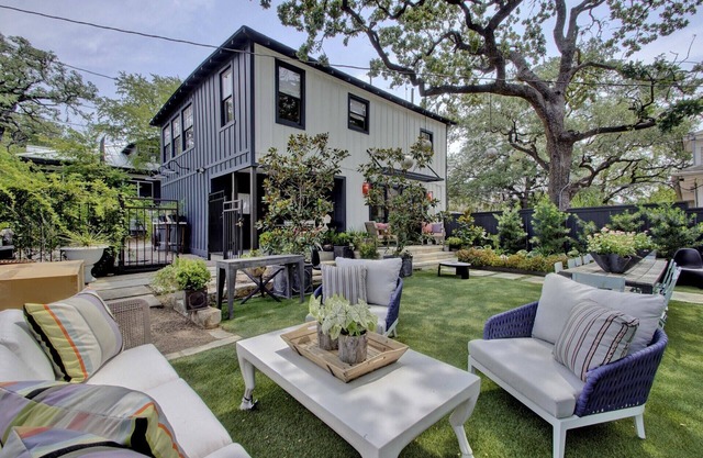 Cozy, Chic Apartment Nestled Amongst Oak Trees In The Heart Of Austin