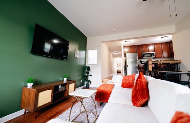Cozy & Chic Getaway - In The Heart Of RVA 4BD 2.5BA Sleeps 9+