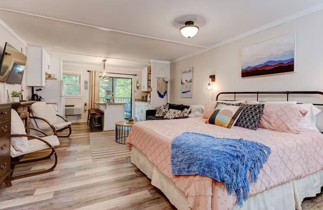 Cozy-Chic Lake Lure Studio Rumbling Bald Resort Access!