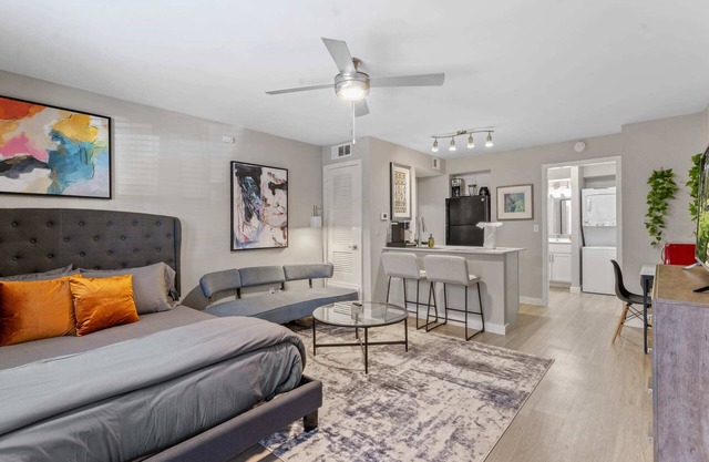 Cozy chic studio close to Downtown and Domain