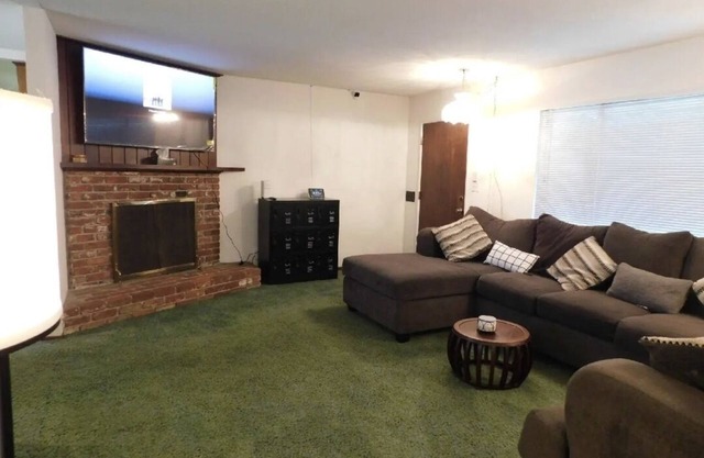 Cozy, clean, safe living in 4bed 2 bath