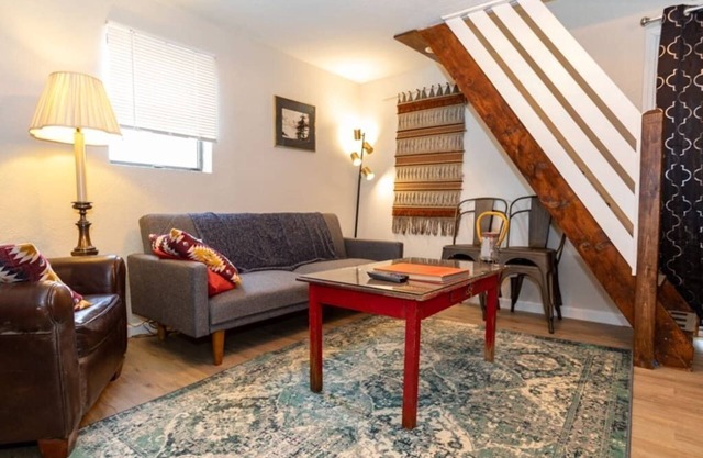 Cozy & Comfy Cottage in the City - w/parking!