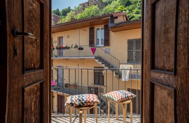 Cozy, completely renovated 47sqm apartment located on the 3rd floor of a building WITHOUT elevator. The apartment is accessed via an external balcony overlooking the quiet internal courtyard.The accommodation is located in an excellent location in the ci