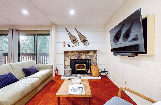 Cozy Condo for 4, Near Shuttle & Eagle Lodge!